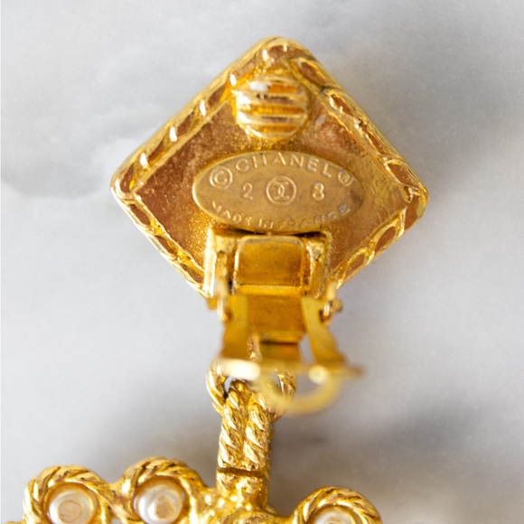 Chanel Vintage S/S 1992 Gold-Plated CC Logo Pearl Collection 28 Clip Earrings - Picture 10 of 11